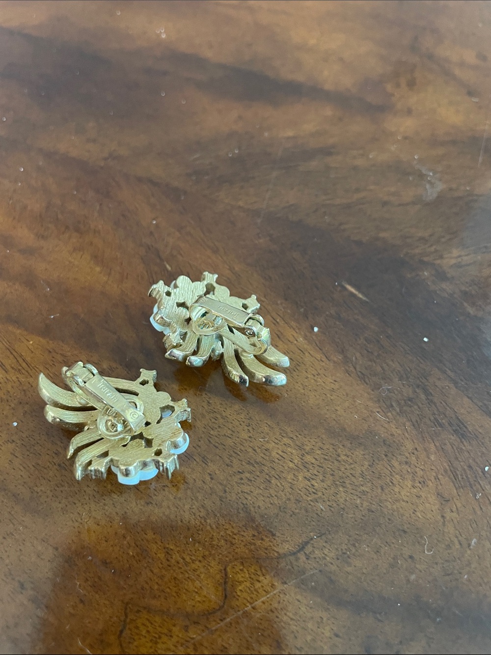 TRIFARI Vintage Gold-Colored Flower Cluster Clip-On Earrings Stamped Gorgeous - Picture 7 of 11
